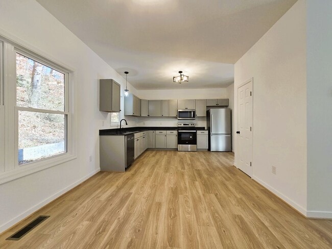 Building Photo - Large 3 story home located in Glenwood Park just minutes from downtown Richmond