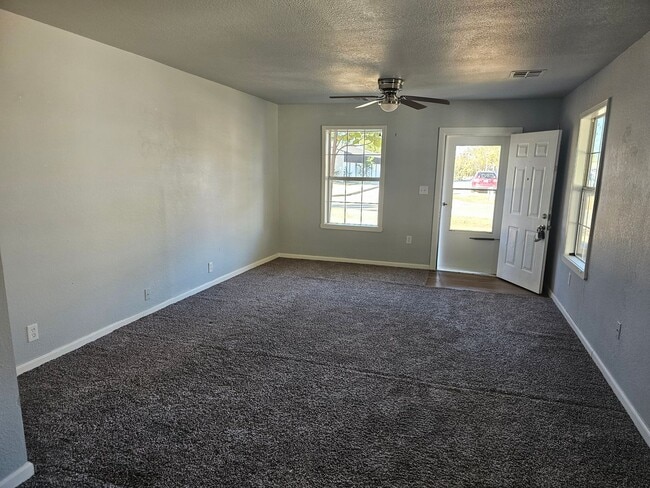 Building Photo - 1 Bed 1 Bath For Rent    50% off first mon...