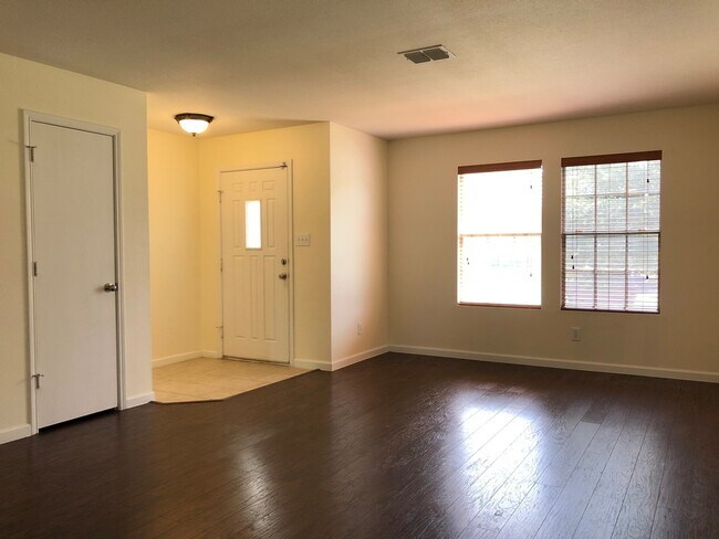 Building Photo - 4 bedroom/2.5 Bath Retama Springs Subdivision