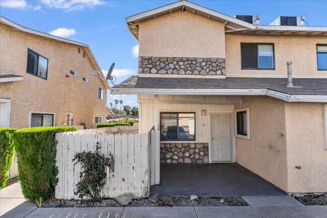 Building Photo - Spacious 2-Bedroom Townhome in Hesperia, CA!