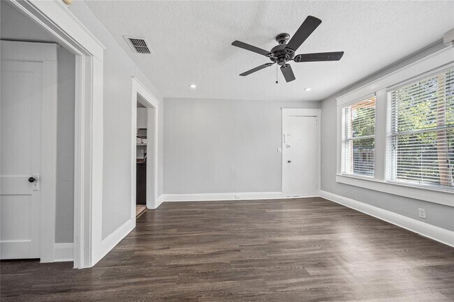 Building Photo - 3107 S Esperanza Ave