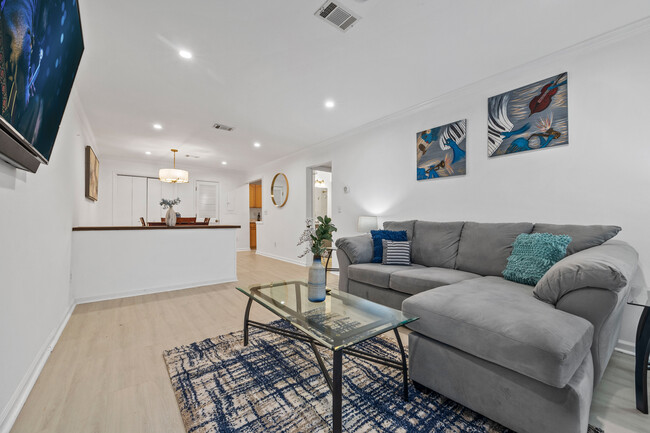 Open-concept living space with lots of comfy seating & Smart TV - 3091 Colonial Way