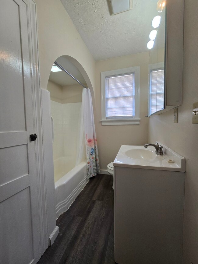 Building Photo - 1006 Holden St