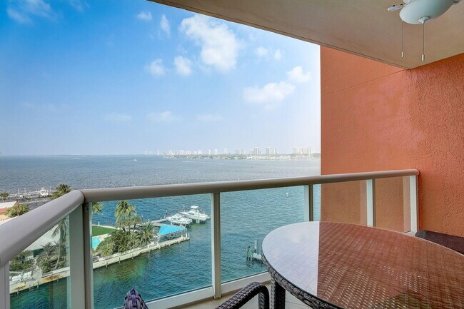 Building Photo - 2650 Lake Shore Dr