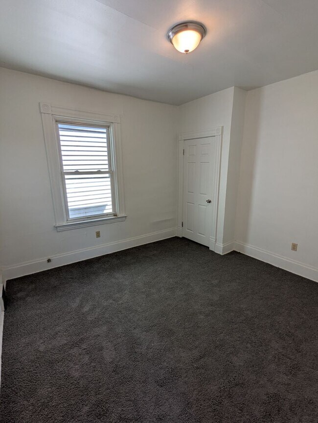 Building Photo - 3 Bedroom 1 Bathroom Single Family Home wi...