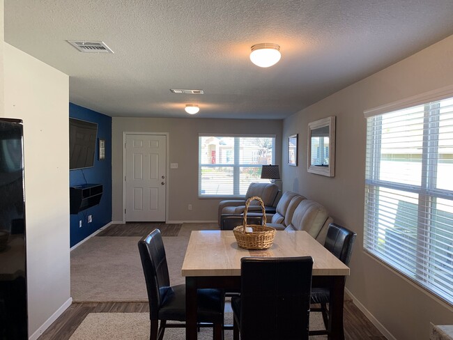 Building Photo - CUTE ONE STORY HOME FEATURING 3 BEDROOMS /...