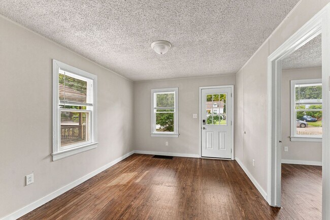 Building Photo - 512 E Cozy St