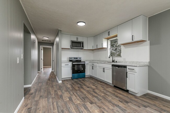 Building Photo - Newly Remodeled | 3 Bedroom | 1 Bathroom |...