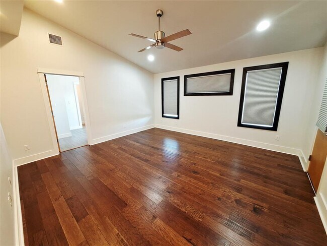 Building Photo - 607 Peacock Ln