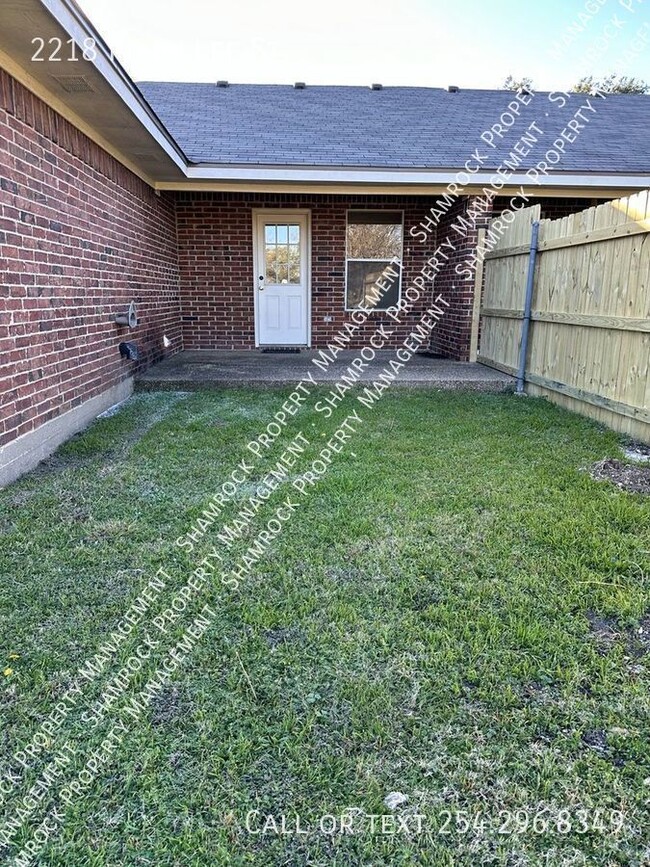 Building Photo - Duplex in Midway ISD!