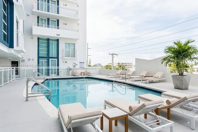 Building Photo - 7600 Collins Ave