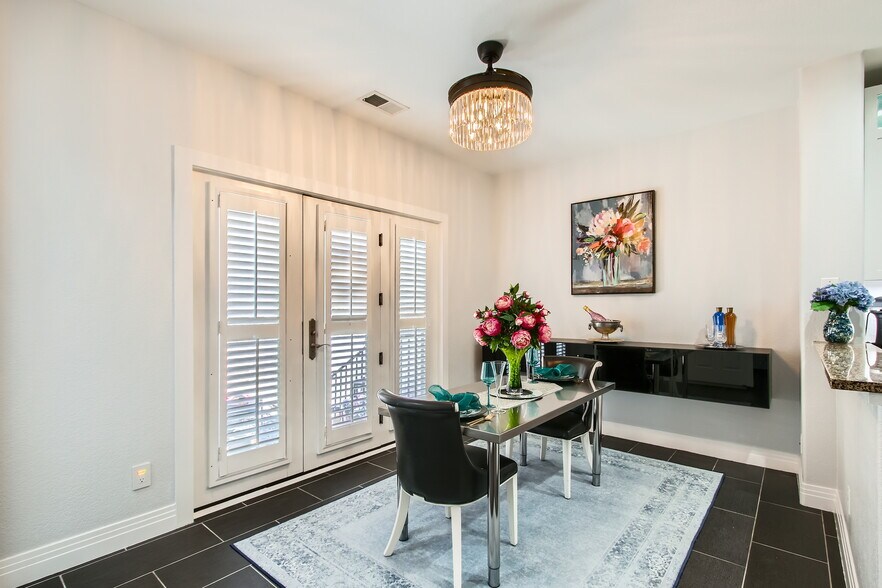 Dining Area - 7349 Lowell Blvd