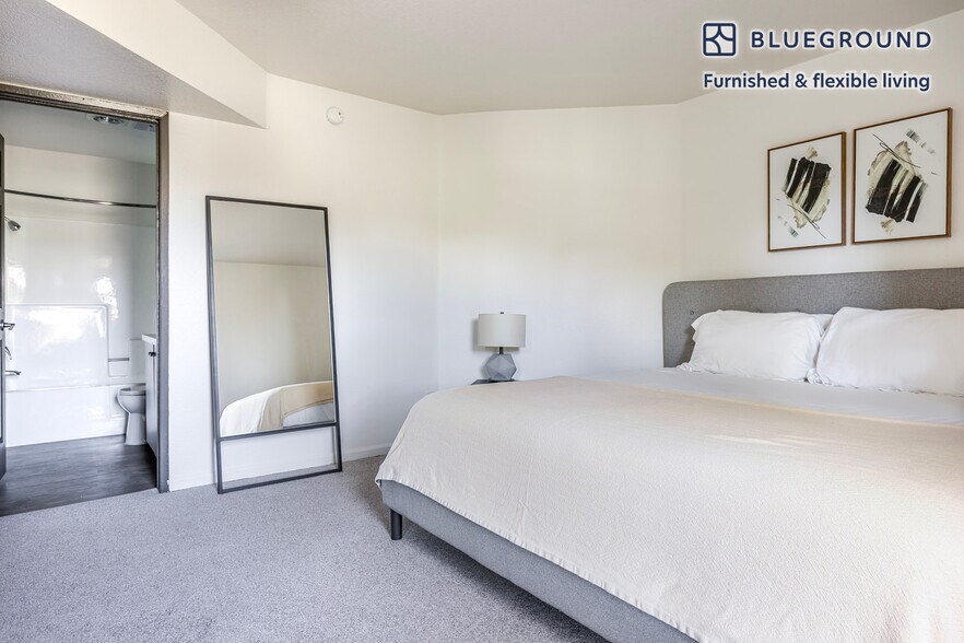 Building Photo - 10983 Bluffside Dr