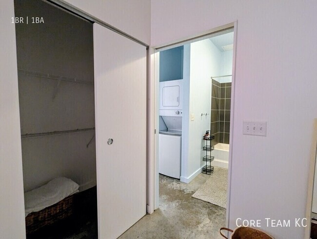 Building Photo - 1914 Main St