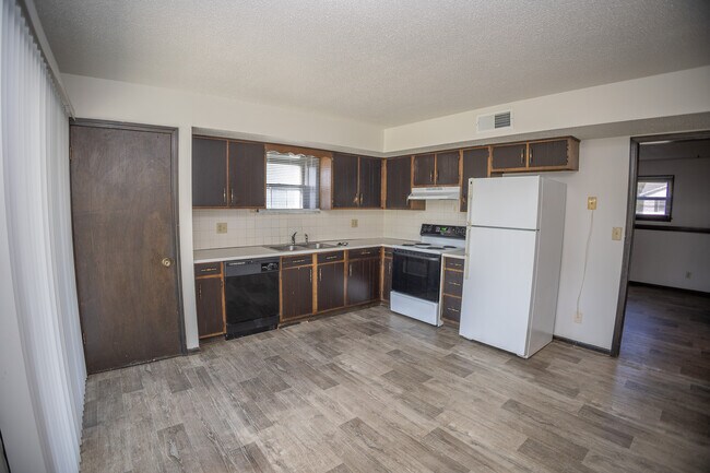 Building Photo - 493-495 Perrey Dr