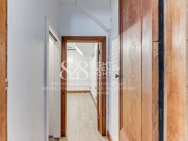 Building Photo - **AVAILABLE NOW!** 3 BED/2 BATH DUPLEX - CLOSE TO CAMPUS!