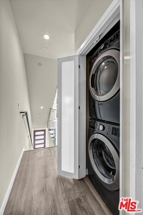 Building Photo - 1305 N Sycamore Ave