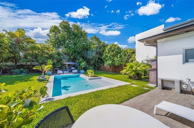 Building Photo - 3531 SW 1st Ave