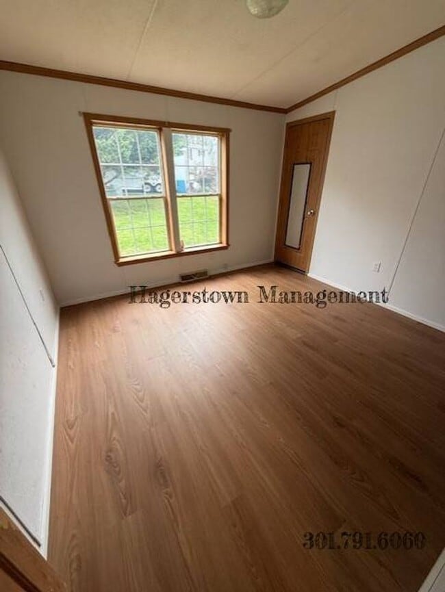 Building Photo - 3 Bedroom, 2 Bath Manufactured Home in Highland Manor
