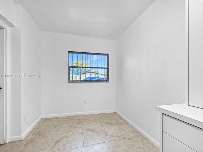 Building Photo - 883 SW 10th St