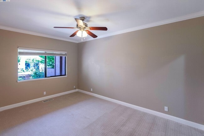 Building Photo - 4009 W Lakeshore Dr