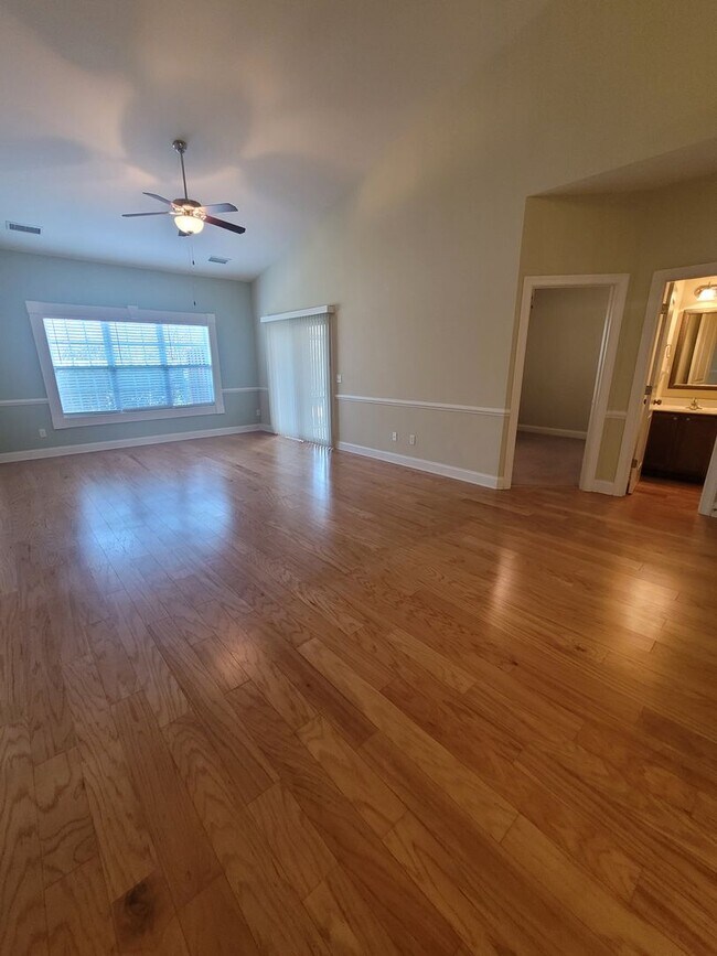 Building Photo - This 3 bedroom 2.5 bath brick townhouse with one car garage is located in Westgate Shoreline subd...