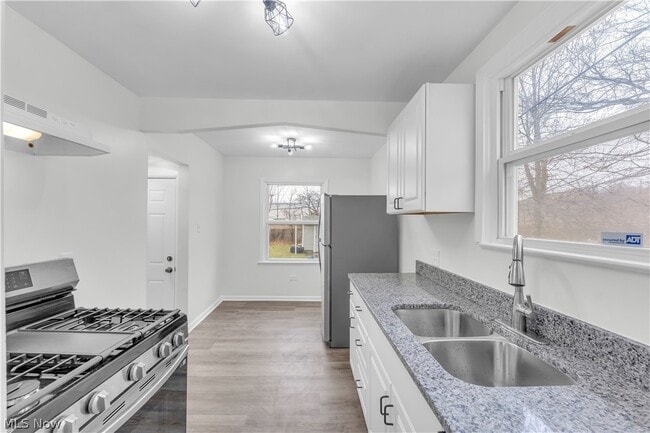 Building Photo - 1511 E 196th St