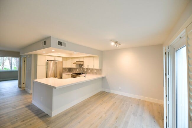 Building Photo - Fully Remodeled unit in the beautiful gate...