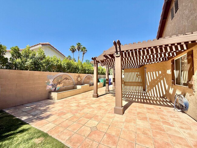Building Photo - AVAILABLE NOW!! GORGEOUS 2 BEDROOM 2 BATHROOM Home in Palm Desert!