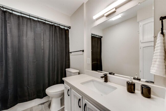 Building Photo - 15819 El Estado Dr