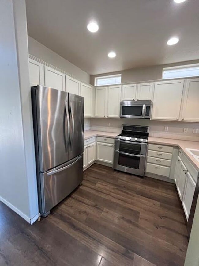 Building Photo - $500 Off first full month!!  3 Bedroom 2.5...