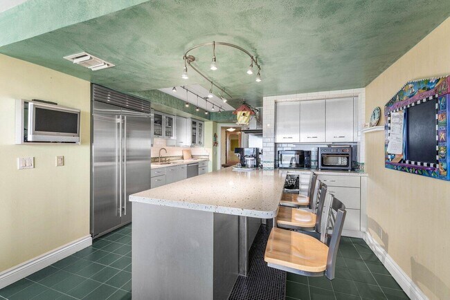 Building Photo - 4301 N Ocean Blvd