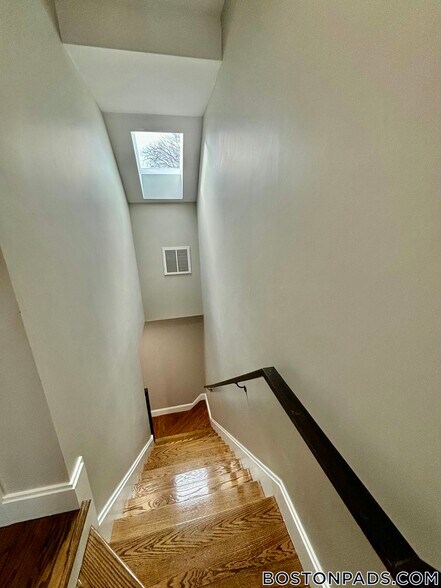 Building Photo - 7 Webster St