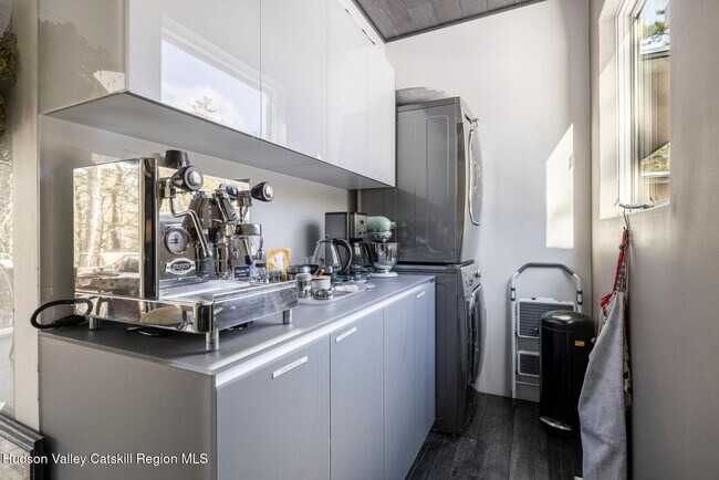 Building Photo - 70 Raybrook Dr