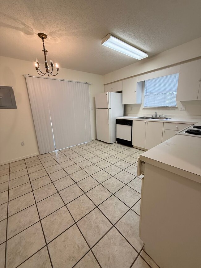 Building Photo - New Listing!