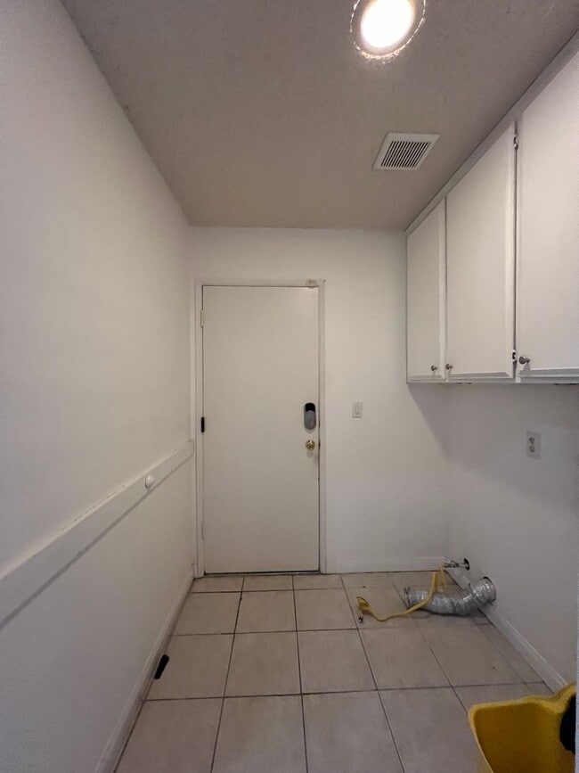 Building Photo - 3 Bedroom 2 Bathroom House with Swimming P...