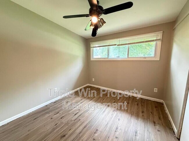 Building Photo - 865 Robinwood Dr