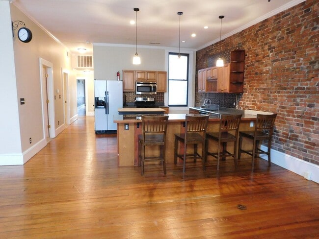 Building Photo - 216 Middle St