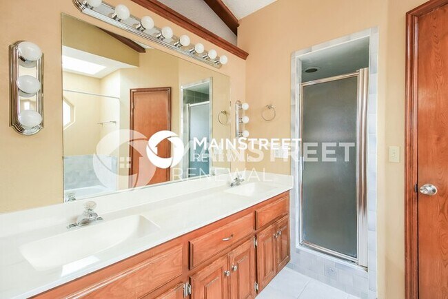 Building Photo - 3 Bedroom Pet-Friendly Home in Moore, OK w...