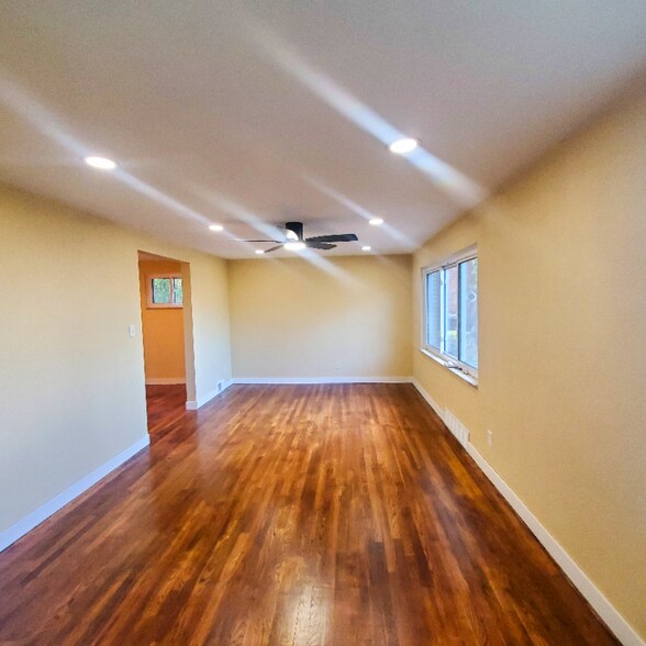 Building Photo - 24 Camera Pl