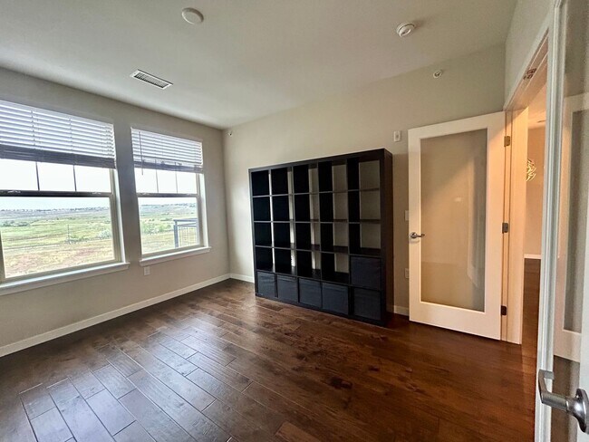 Building Photo - Top floor 2bd 2 bath condo conveniently located in Broomfield!