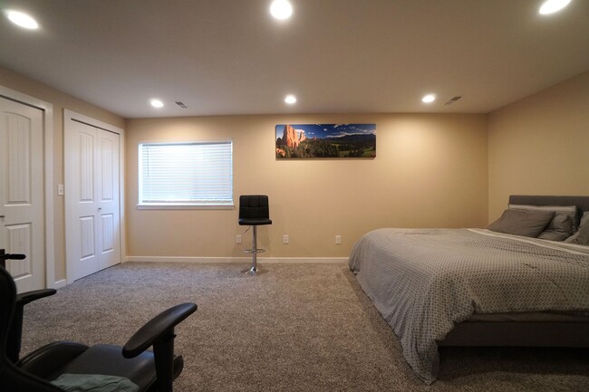 Building Photo - 7980 Camfield Cir