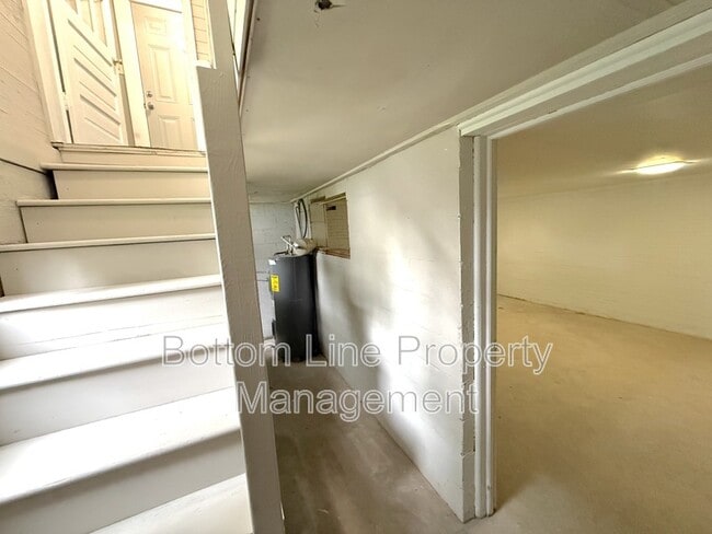 Building Photo - 1429 W Horah St