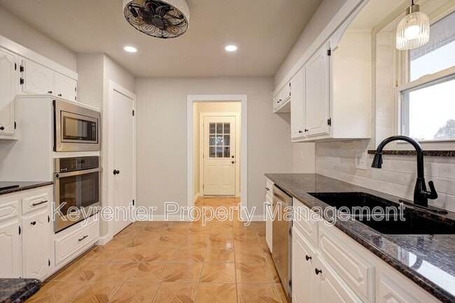 Building Photo - 314 N Lakeside Terrace