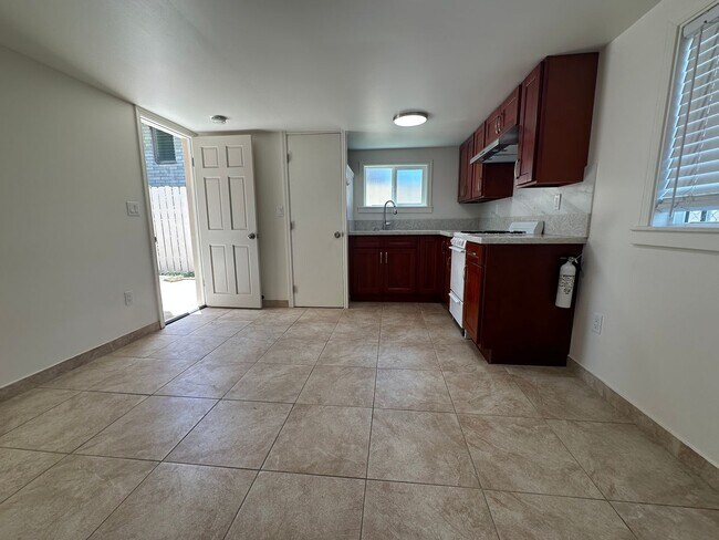 Building Photo - 1717 Kewalo St