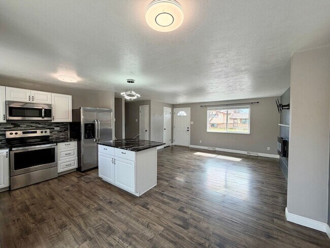 Building Photo - Acres Green Beauty