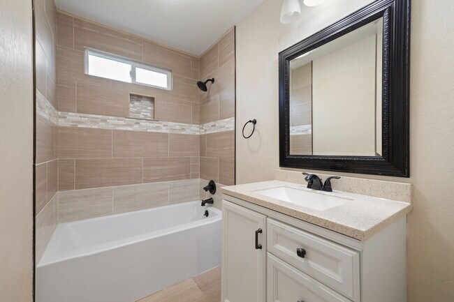 Building Photo - 1212 S Demaree St