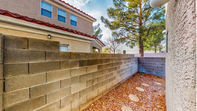 Building Photo - "Charming Las Vegas Retreat: 2-Bed Oasis o...