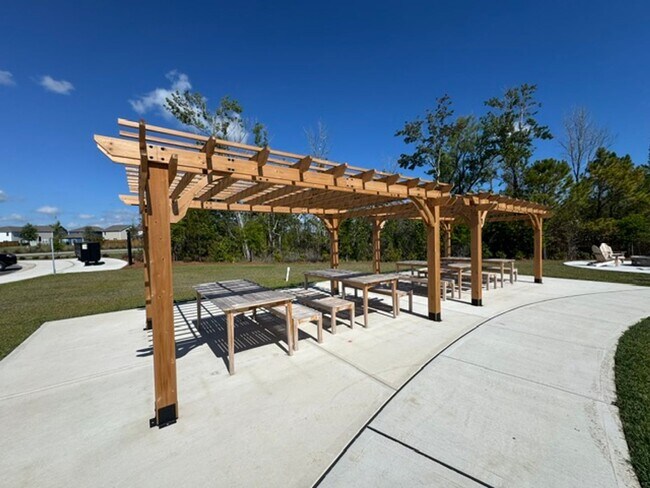 Building Photo - The Willows at Blake Farm