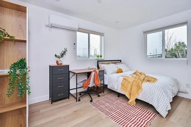 Building Photo - 1258 W 37th Dr